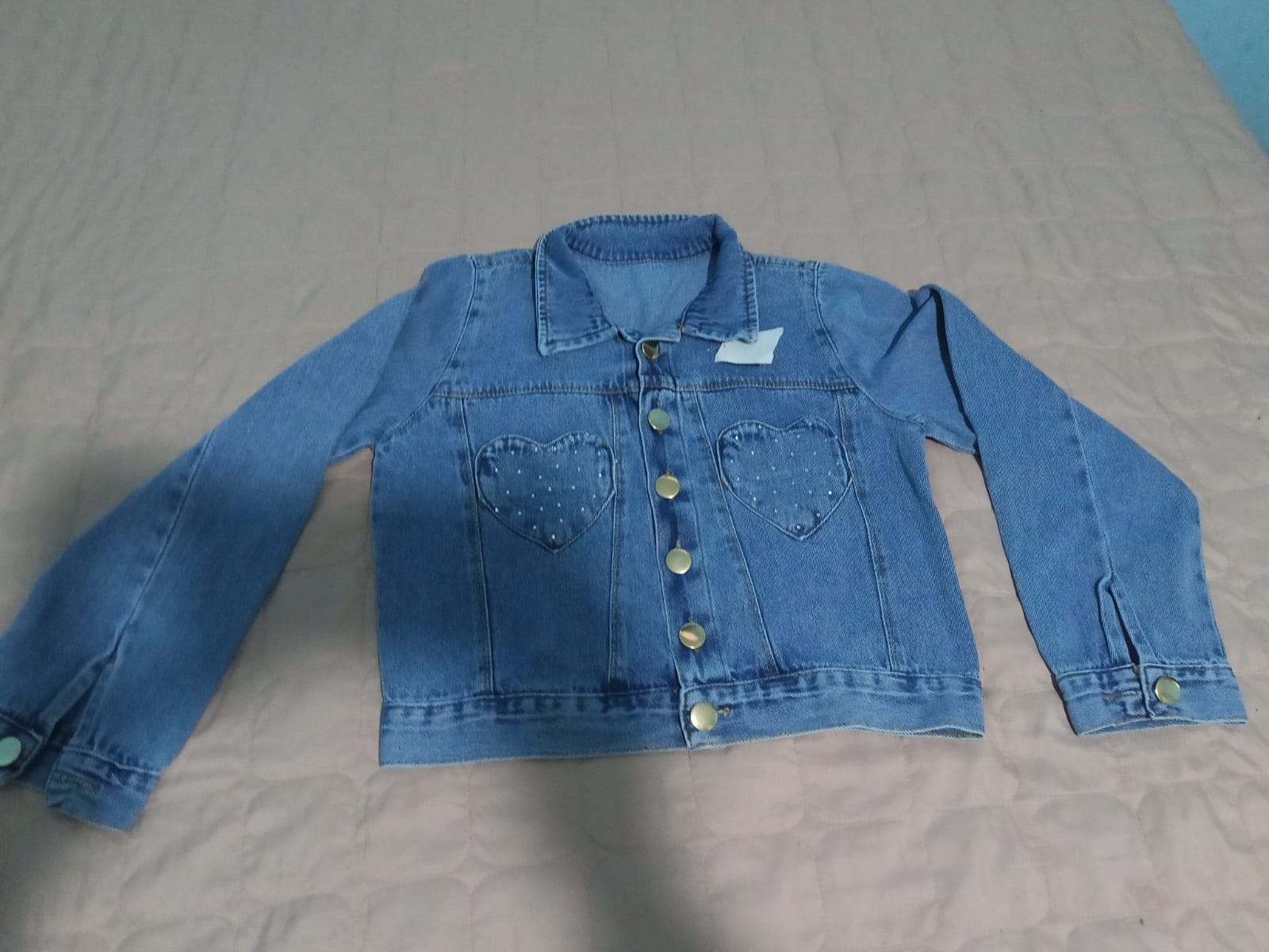 Jaqueta Jeans com Bolsos Coração e Strass