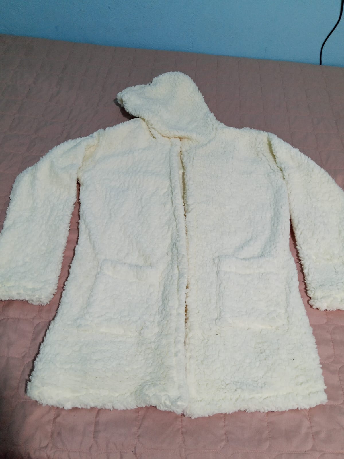 Casaco Teddy Longo Branco com Capuz e Bolsos